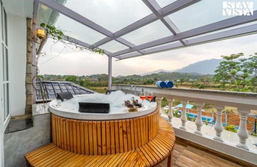 Bigha Apartment | StayVista at The Crystal Crest with Jacuzzi and BBQ