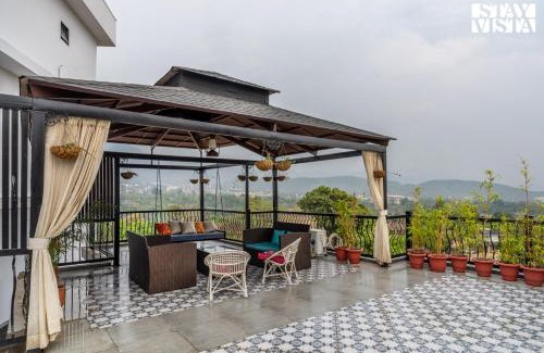 Bigha Apartment | StayVista at The Crystal Crest with Jacuzzi and BBQ
