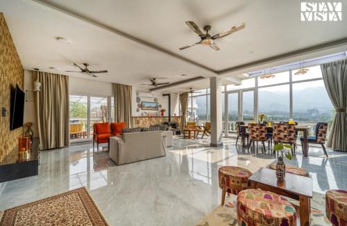 Bigha Apartment | StayVista at The Crystal Crest with Jacuzzi and BBQ