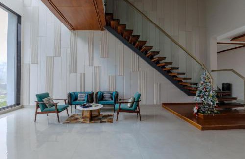 Amritsar Villa | Experience La Paradise: Outdoor Pool, Firepit & Deck Awaits