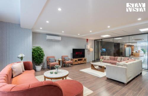 DLF Phase 3 Hotel | StayVista Residences near Cyber City Hub with Gym & Air Purifier