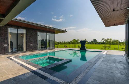 Delhi Villa | Experience Anantam: Villa with Grand Outdoor Pool & Lawn