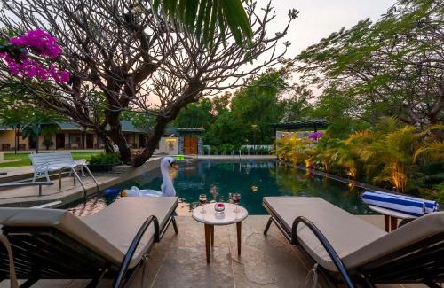 Igatpuri Villa | Experience StayVista's Lake-View Villa with Pool & Hot Tub