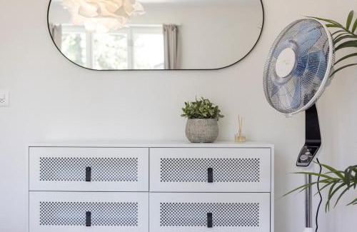 Hirslanden Apartment | Discover STAYY Bijou Balgrist: 4-Star Oceanfront Escape