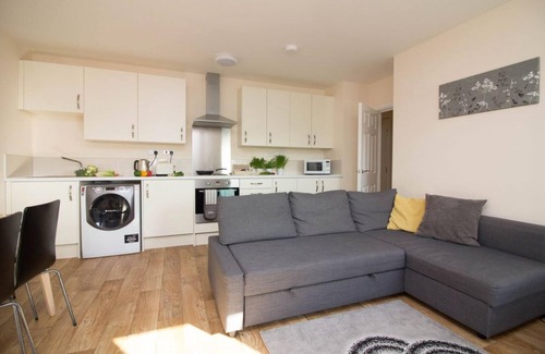 Southampton Apartment | Experience Stayzo Castle Penthouse 17: Modern Comfort & Wi-Fi