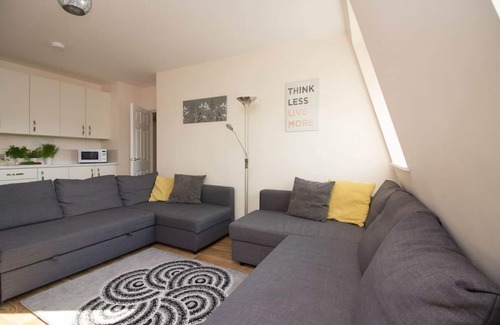Southampton Apartment | Experience Stayzo Castle Penthouse 17: Modern Comfort & Wi-Fi
