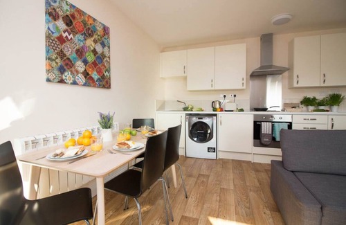 Southampton Apartment | Experience Stayzo Castle Penthouse 17: Modern Comfort & Wi-Fi