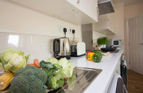 Southampton Apartment | Experience Stayzo Castle Penthouse 17: Modern Comfort & Wi-Fi