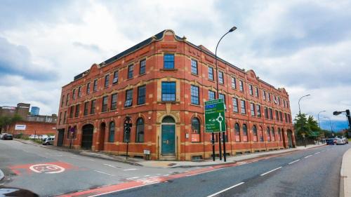 Sheffield Apartment | Family-Friendly StayZo: 3-Bedroom Apartment with Top Ratings