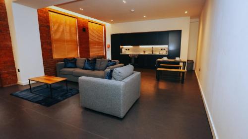 Sheffield Apartment | Family-Friendly StayZo: 3-Bedroom Apartment with Top Ratings
