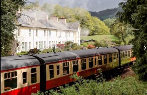 Newby Bridge House | Cozy Steam Train Cottage - A Lake District Retreat