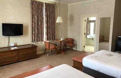 Ludington Hotel | Stearns Hotel: 4-Star Stay with Breakfast & Family-Friendly Amenities