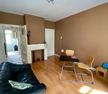Korrewegwijk House | Budget-Friendly Stee in Stad with Kitchen & Breakfast