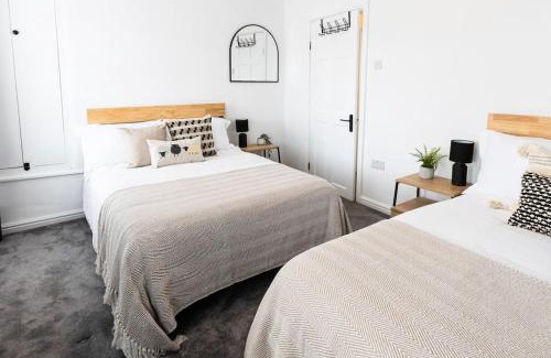 Port Talbot House | Steel Town Lodge: Cozy Retreat with Hot Tub & Ocean View