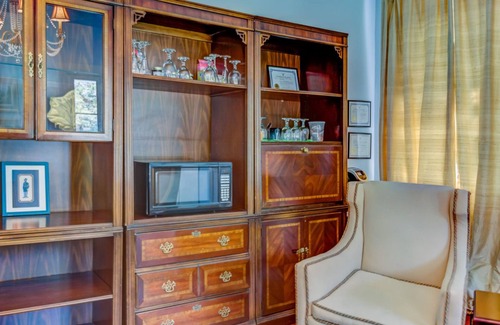 Vicksburg House | Steele Cottage: Family-Friendly Retreat with Pool & Restaurant