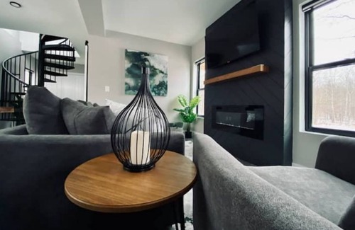 Mancelona House | Modern Steelhaven: Guest Rated 10/10 with Spa & Hot Tub