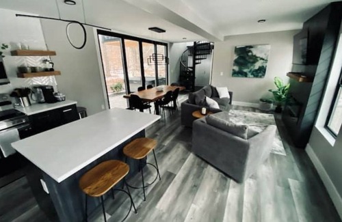Mancelona House | Modern Steelhaven: Guest Rated 10/10 with Spa & Hot Tub