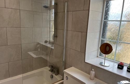 Pudsey House | Pet-Friendly Steeple View: Cozy 18th Century Cottage Retreat