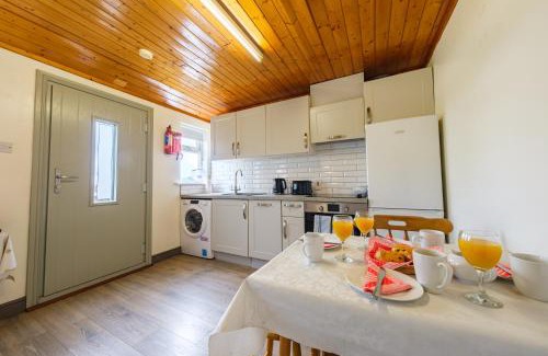 Trim Apartment | Inviting Family Escape at 33 Steepleview with Kitchen