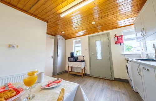 Trim Apartment | Inviting Family Escape at 33 Steepleview with Kitchen