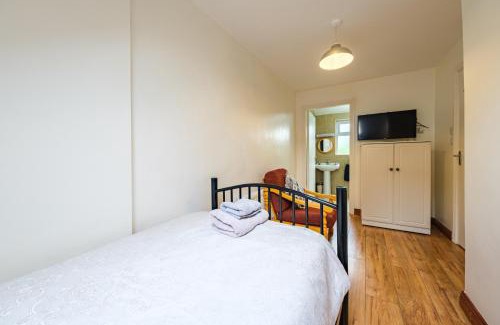 Trim Apartment | Inviting Family Escape at 33 Steepleview with Kitchen