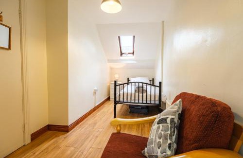Trim Apartment | Inviting Family Escape at 33 Steepleview with Kitchen