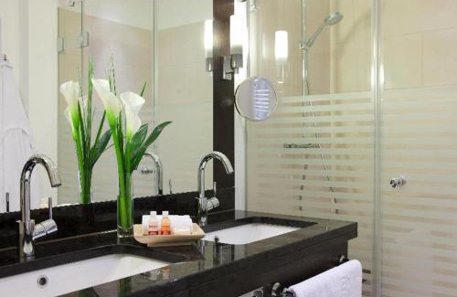 Hauptbahnhof Hotel | Elegant Steigenberger Graf Zeppelin with Spa & Hot Tub
