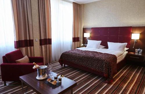 Hauptbahnhof Hotel | Elegant Steigenberger Graf Zeppelin with Spa & Hot Tub