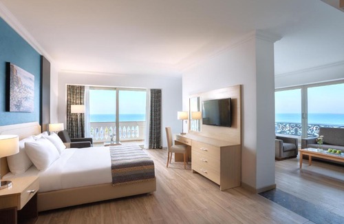 Ras El Bar Hotel | Elegant Steigenberger Hotel El Lessan with Oceanfront Pool