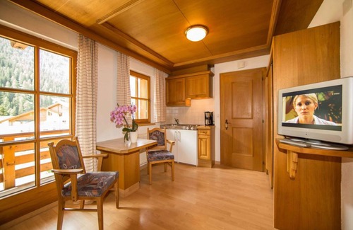 Ravaisch Apartment | Highly Rated Steinbock Apartments: Pet Friendly & Breakfast!