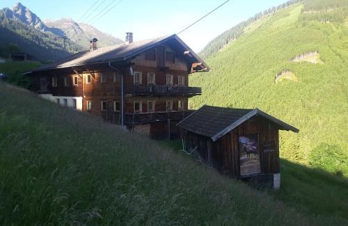Stummerberg Cabin | Steinwandhütte: Family-Friendly Retreat with Kitchen Access
