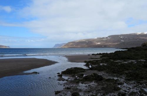 Vesturbyggð Apartment | Inviting Stekkar 23: Child-Friendly with Hot Tub & Kitchen