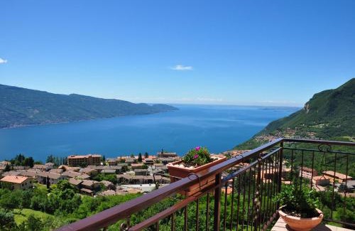 Gardola Apartment | Stella del Garda 1: Balcony Retreat with Top Guest Ratings