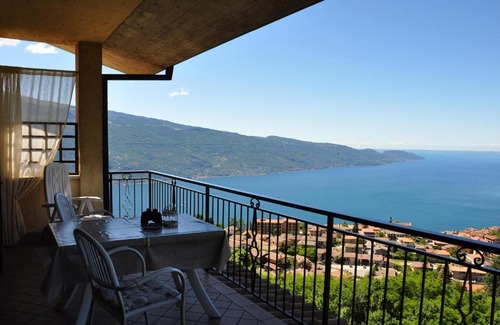 Gardola Apartment | Stella del Garda 1: Balcony Retreat with Top Guest Ratings