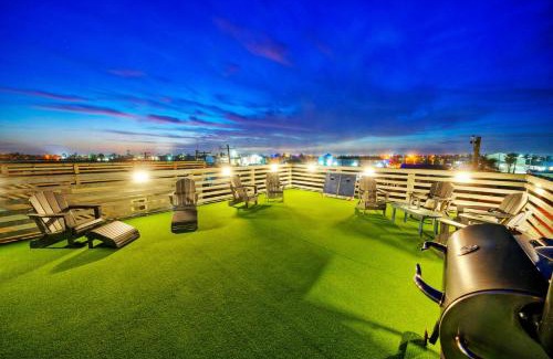 Old Town House | Stella Maris: Golf Cart Zone with Beach & Rooftop Pool