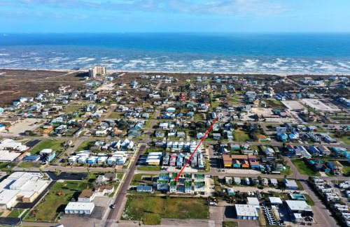 Old Town House | Stella Maris: Golf Cart Zone with Beach & Rooftop Pool