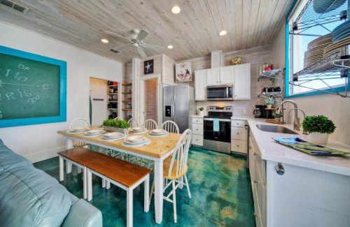 Old Town House | Stella Maris: Golf Cart Zone with Beach & Rooftop Pool
