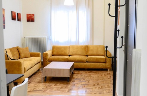 Trikala Apartment | Discover Stella’s Minimal Lodge: Family-Friendly Comfort