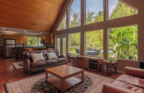 Okanagan-Similkameen House | Discover Stellar Jay Hollow: Poolside Oasis Near Okanagan
