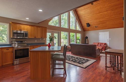 Okanagan-Similkameen House | Discover Stellar Jay Hollow: Poolside Oasis Near Okanagan