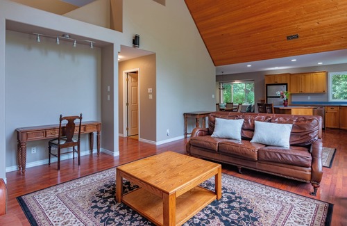 Okanagan-Similkameen House | Discover Stellar Jay Hollow: Poolside Oasis Near Okanagan