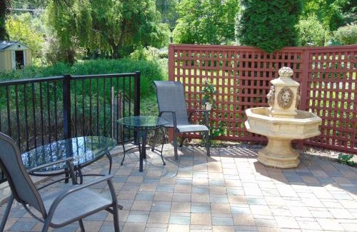 Okanagan-Similkameen House | Steller Jay Hollow: Pet-Friendly Oceanfront Retreat