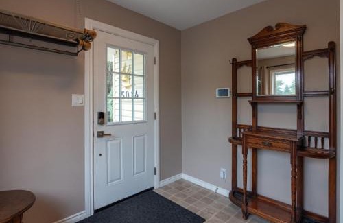 Okanagan-Similkameen House | Steller Jay Hollow: Pet-Friendly Oceanfront Retreat