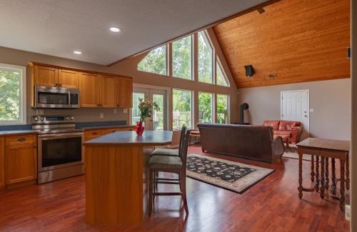 Okanagan-Similkameen House | Steller Jay Hollow: Pet-Friendly Oceanfront Retreat