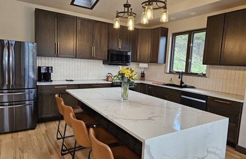 Shadow Mountain House | Unforgettable Steller's Jay Hideaway with Spa and Hot Tub