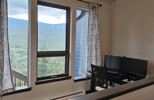 Shadow Mountain House | Unforgettable Steller's Jay Hideaway with Spa and Hot Tub