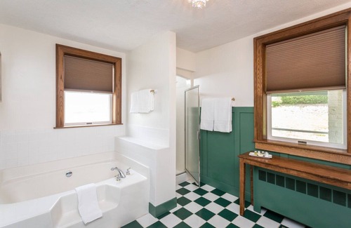 Harrisonburg Apartment | Experience Comfort and History in Our Cozy Iris Room