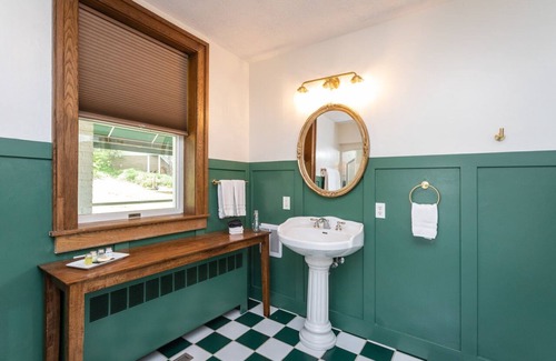 Harrisonburg Apartment | Experience Comfort and History in Our Cozy Iris Room