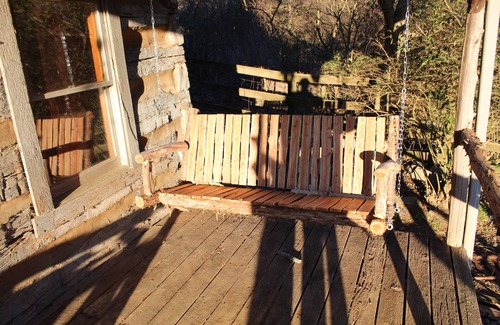 Jonesborough Cabin | Experience the 1880 Historic Cabin with Ocean Views