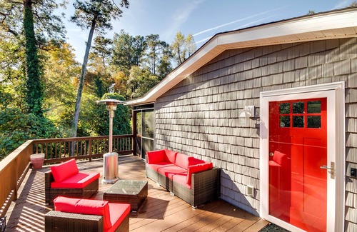 Rosewood Cottage | Accessible Retreat with Fire Pit, Close to USC